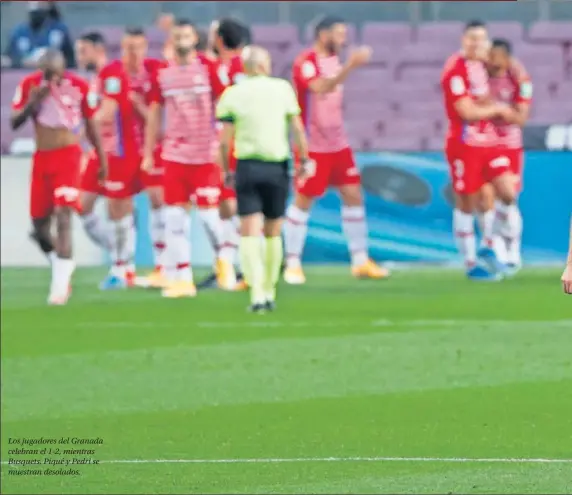  ??  ?? Los jugadores del Granada celebran el 1-2, mientras Busquets, Piqué y Pedri se muestran desolados.