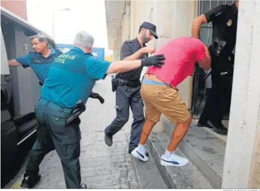  ?? REPORTAJE GRÁFICO: CANTERLA ?? Fernando C.M. llega al Palacio de Justicia de Huelva para conocer la sentencia, en la mañana de ayer.
