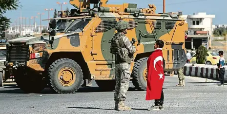  ?? Foto: Reuters ?? Teď jsme tu my Turecký voják v syrském městě u hranic.