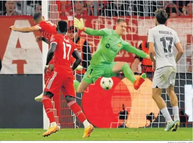  ?? RONALD WITTEK / EFE ?? Lucas Hernández anota de cabeza en un córner el 1-0 para el equipo alemán.