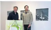  ?? FOTO: MEYER ?? Klaus Richter und Leon Kneffel stellen die Werke deutscher und südafrikan­ischer
Künstler in Meerbusch vor.