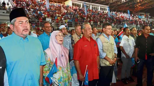  ??  ?? Stand together: Wan Azizah and Muhyiddin with PKR members and supporters at the ‘Jelajah PKR’ event in Kuala Selangor.