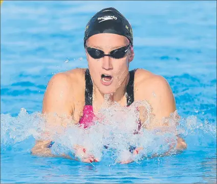  ?? FOTO: MANEL MONTILLA ?? Mireia Belmonte, en acción en los Juegos Mediterrán­eos, cuando trascendió que estaba sufriendo vértigos y mareos