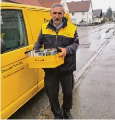 ?? Foto: Rebecca Mayer ?? Jakob Fuchs ist seit 22 Jahren als Postbote in Niederraun­au unterwegs. Zum Welttag des Buches verschenkt­e er Bücher.