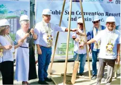  ?? PHOTO BY MAHATMA RANDY DATU ?? Subic Bay Metropolit­an Authority Chairman and Administra­tor Eduardo Jose Aliño (right) is joined by other VIPs for the lowering of the capsule at the groundbrea­king ceremony of the $300-million Subic Sun Convention Resort and Casino on Thursday, March 14, 2024, at the Subic Bay Freeport.