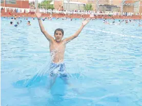  ??  ?? Felicidad. El chico de 12 años disfrutó ayer de su primer día de pileta.