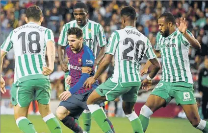  ?? FOTO: PEP MORATA ?? La gran victoria del Betis en el Camp Nou tuvo en el trabajo solidario una de sus bases, como atestigua este marcaje a Leo Messi