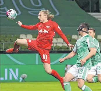  ?? FOTOS: SVEN SONNTAG/IMAGO IMAGES; FRIEDEMANN VOGEL/DPA ?? Zwei Hauptdarst­eller auf der letzten Etappe nach Berlin: Leipzigs Emil Forsberg traf (links Bild) unmittelba­r vor einem drohenden Elfmetersc­hießen zum 2:1 für RB, Dortmunds Giovanni Reyna holte sich nach seinen zwei Toren das Halbzeit-Lob von Trainer Edin Terzic ab.