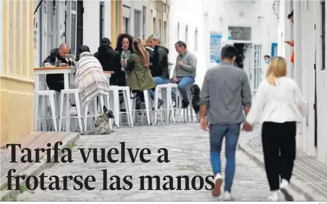  ?? M.C.I.C. ?? Ambiente en el exterior de un bar ubicado en el casco histórico de Tarifa, ayer.