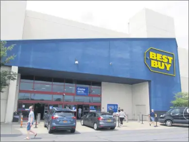  ?? MICHAEL GWIZDALA — MEDIANEWS GROUP ?? People enter and exit Best Buy at Crossgates Mall on Friday.