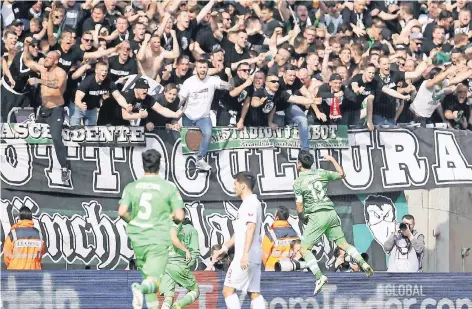  ?? FOTO: IMAGO ?? Völlig abgehoben: Der Mönchengla­dbacher Kapitän Lars Stindl (13) feiert seinen Treffer zum 3:2 in Köln vor den Gästefans.