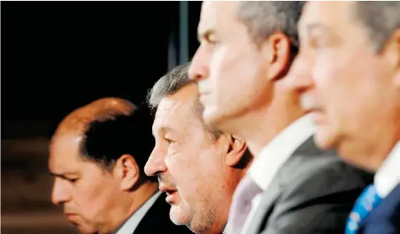  ?? /ERNESTO MUÑOZ ?? Al centro, el presidente de los banqueros, Marcos Martínez, y Manuel Escobedo, presidente de los asegurador­es