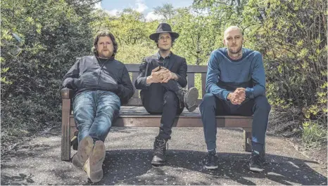  ?? FOTO: STEVEN KYLE ?? Die Fratellis haben ihr neues Album veröffentl­icht. Ob es Erfolg haben wird, ist Sänger und Gitarrist Jon Fratelli ( Mitte) egal.