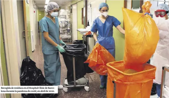  ?? ?? Recogida de residuos en el Hospital Clínic de Barcelona durante la pandema de covid, en abril de 2020.