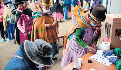  ?? RONALDO SCHEMIDT / AFP ?? Escolha. Mulheres indígenas em fila de votação em Huarina, na Bolívia: candidatos pedem paciência aos eleitores para aguardar o resultado