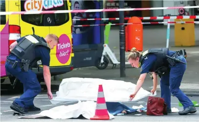  ?? REUTERS ?? Policías alemanes cubren el cuerpo de la profesora muerta en el atropello múltiple de Berlín, ayer