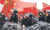  ??  ?? Power meeting: Chinese people wait to catch a glimpse of their country’s leader in Buenos Aires