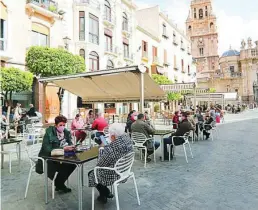  ?? EFE ?? Varias personas en una terraza en la Plaza de Belluga de Murcia
