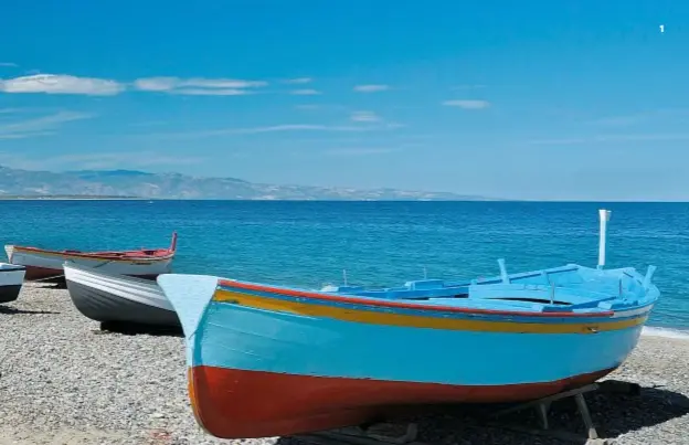  ??  ?? 1| Barche in secca sulla spiaggia di Schiavonea,a Corigliano Calabro. Sullo sfondo, le prime propaggini del Pollino. 2| Il sito archeologi­co di Sibari, uno dei centri principali della Magna Grecia. 3| La suite imperiale del castello di Roseto Capo Spulico.