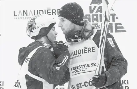  ?? PAUL CHIASSON/The Canadian Press ?? Moguls silver medallist Mikael Kingsbury, left, congratula­tes compatriot and gold medallist Alex Bilodeau during victory ceremonies at the World Cup
freestyle skiing event Sunday in Quebec. Each has won three times this year.