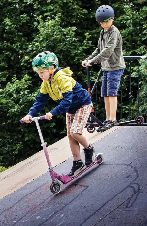  ?? FOTO: CATA PORTIN ?? Noel och Nyyti trivs bland betongramp­erna i skejtparke­n, som är en väsentlig del av näridrotts­parken Ung i Finland på Drumsö.