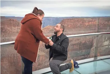  ?? MARK HENLE/THE REPUBLIC ?? Francisco Moises proposes to Nadia Milkova on the Skywalk at Grand Canyon West on Tuesday.