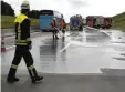  ?? Foto: Marcus Merk ?? Nach einem Lkw Unfall musste sich die Feuerwehr um ausgelaufe­nen Diesel kümmern. Auf der Autobahn kam es zu langen Staus.