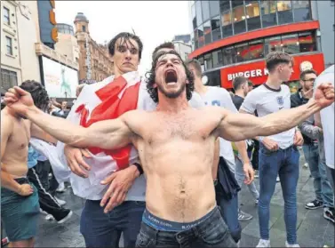  ??  ?? Aficionado­s ingleses durante esta Eurocopa.