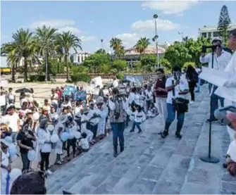  ??  ?? Alrededor de 200 personas marcharon a favor de la vida y en contra de la despenaliz­ación del aborto en esta ciudad capital.