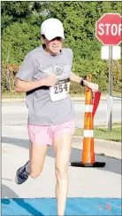  ??  ?? Lauren Merritt of Fayettevil­le won the 5K Farmington Stampede with a time of 19 minutes and 4 seconds, 19:04.