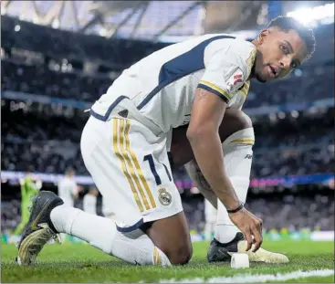  ?? ?? Rodrygo se ata la bota antes de un partido, en el Santiago Bernabéu, esta Liga.