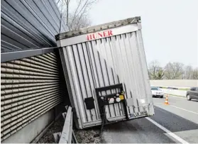  ??  ?? Ein Lkw-Fahrer verlor bei Salzburg-Nord „seinen“Sattelanhä­nger.