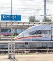  ?? FOTO: ARNULF HETTRICH/IMAGO ?? ICE im Hauptbahnh­of Ulm: „Vorgeschma­ck“auf den Deutschlan­dtakt der Bahn.