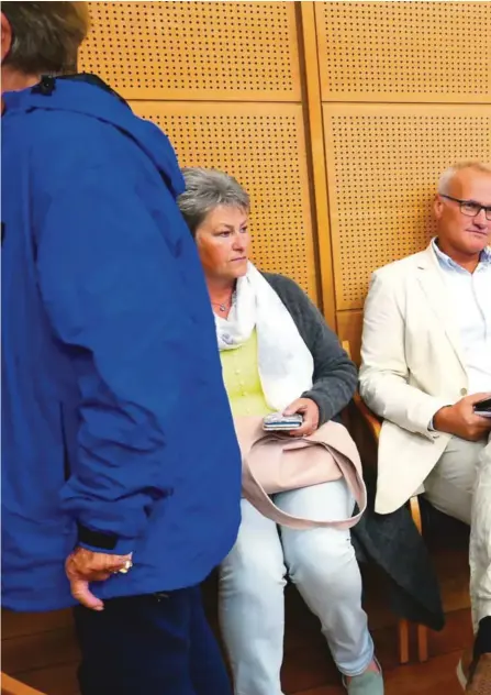  ??  ?? VARSLET GRANSKERNE: Nye dokumenter viser at økonomisje­f Helge Moen (i hvitt) i Grimstad kommune gikk til BDO-
