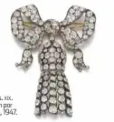  ??  ?? broche de diamantes, s. xix. arriba, leigh por cecil beaton, 1947.