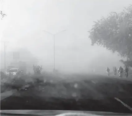  ?? FOTO: JORGE COTA ?? &gt; La neblina ayer en la carretera Los Mochis-El Fuerte. La gente reportó bajas temperatur­as.