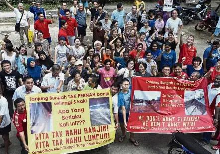  ??  ?? Making a stand: Residents of Taman Seri Setia in Tanjung Bungah protesting after their flats were hit by over 1.5m of water during the Nov 5 downpour.