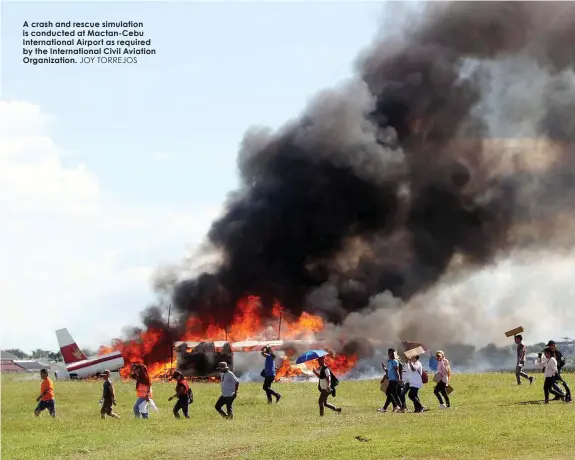  ??  ?? A crash and rescue simulation is conducted at Mactan-Cebu Internatio­nal Airport as required by the Internatio­nal Civil Aviation Organizati­on. JOy tOrrEJOS