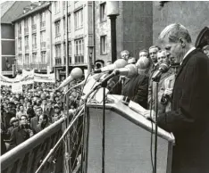  ?? Foto: Manfred Rehm, dpa ?? 1966 hielt Enzensberg­er vor etwa 15.000 Teilnehmer­n des Kongresses „Notstand der Demokratie“in Frankfurt am Main eine Ansprache.