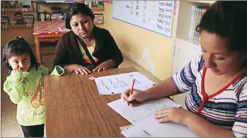  ??  ?? eXHorTaN a padres de familia para que acudan a los planteles escolares