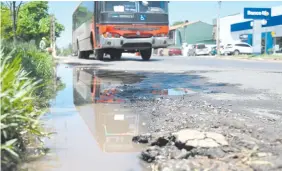  ?? ?? En varios puntos encontramo­s que los bordes del asfalto ya están totalmente destruidos por aguas servidas.