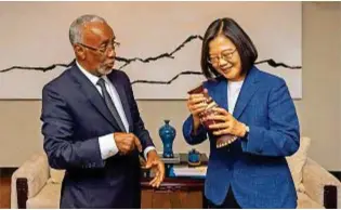  ??  ?? Muse Bihi Abdi, 72 anni, presidente del Somaliland dal 2017, con Tsai Ing-wen, leader di Taiwan