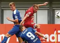  ??  ?? Tobias Henneböle (links gestern gegen Mainz) absolviert derzeit ein Probetrain­ing in Erfurt. Foto: Frank Steinhorst