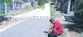  ??  ?? OBRA. Los pobladores de la Lempira dedican sus días de descanso en sus respectivo­s trabajos para avanzar con el pavimento. Los sábados por la tarde y los domingos madrugan.