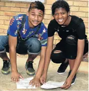  ?? Picture: EUGENE COETZEE ?? BEST FRIENDS: Hyron Jansen, 18, and Octavia Johnson, 19, were thrilled after receiving their matric results at Chapman High School