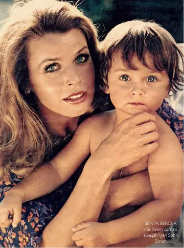  ??  ?? SENTA BERGER mit ihrem damals zweijährig­en Sohn Simon