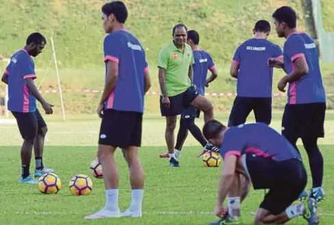  ??  ?? MANIAM (tengah) ketika sesi latihan Selangor di Padang SUK, Seksyen 6 Shah Alam.