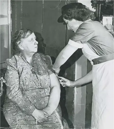  ?? PICTURE: QUEENS NURSING INSTITUTE/EDINBURGH UNIVERSITY LIBRARY ?? 0 A district nurse gives an insulin injection to a patient in 1949