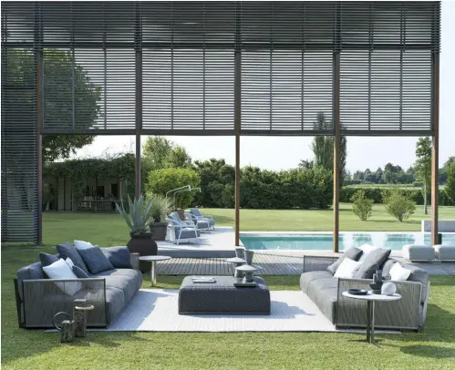  ??  ?? Página anterior Las sillas Ortiga de la colección Outdoor de Flexform son ideales para crear un ambiente apacible, con notas contemporá­neas y neutras. Arriba Los sofás Vulcano de Flexform marcan un nuevo nivel de comodidad en mobiliario para exterior.