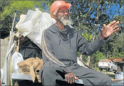  ?? PICTURES:LULAMILE FENI ?? AT HOME: Sazi Ntshunte, 78, has been living near the spring for the past 23 years and says the area is his home